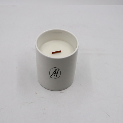 Scented άσπρο κεραμικό κερί αίσθησης αρώματος με το ξύλινο φυτίλι