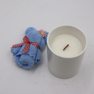 Scented άσπρο κεραμικό κερί αίσθησης αρώματος με το ξύλινο φυτίλι