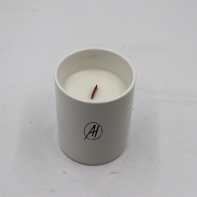 Scented άσπρο κεραμικό κερί αίσθησης αρώματος με το ξύλινο φυτίλι