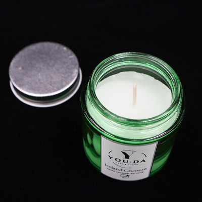 Scented σπιτικό πετρέλαιο καρύδων κεριών βάζων του Mason κεριών σόγιας στο πράσινο γυαλί