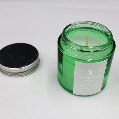 Scented σπιτικό πετρέλαιο καρύδων κεριών βάζων του Mason κεριών σόγιας στο πράσινο γυαλί