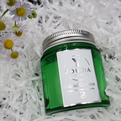 Scented σπιτικό πετρέλαιο καρύδων κεριών βάζων του Mason κεριών σόγιας στο πράσινο γυαλί