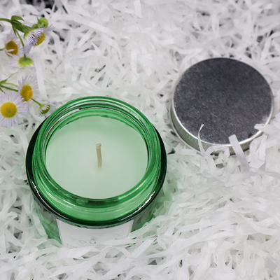Scented σπιτικό πετρέλαιο καρύδων κεριών βάζων του Mason κεριών σόγιας στο πράσινο γυαλί